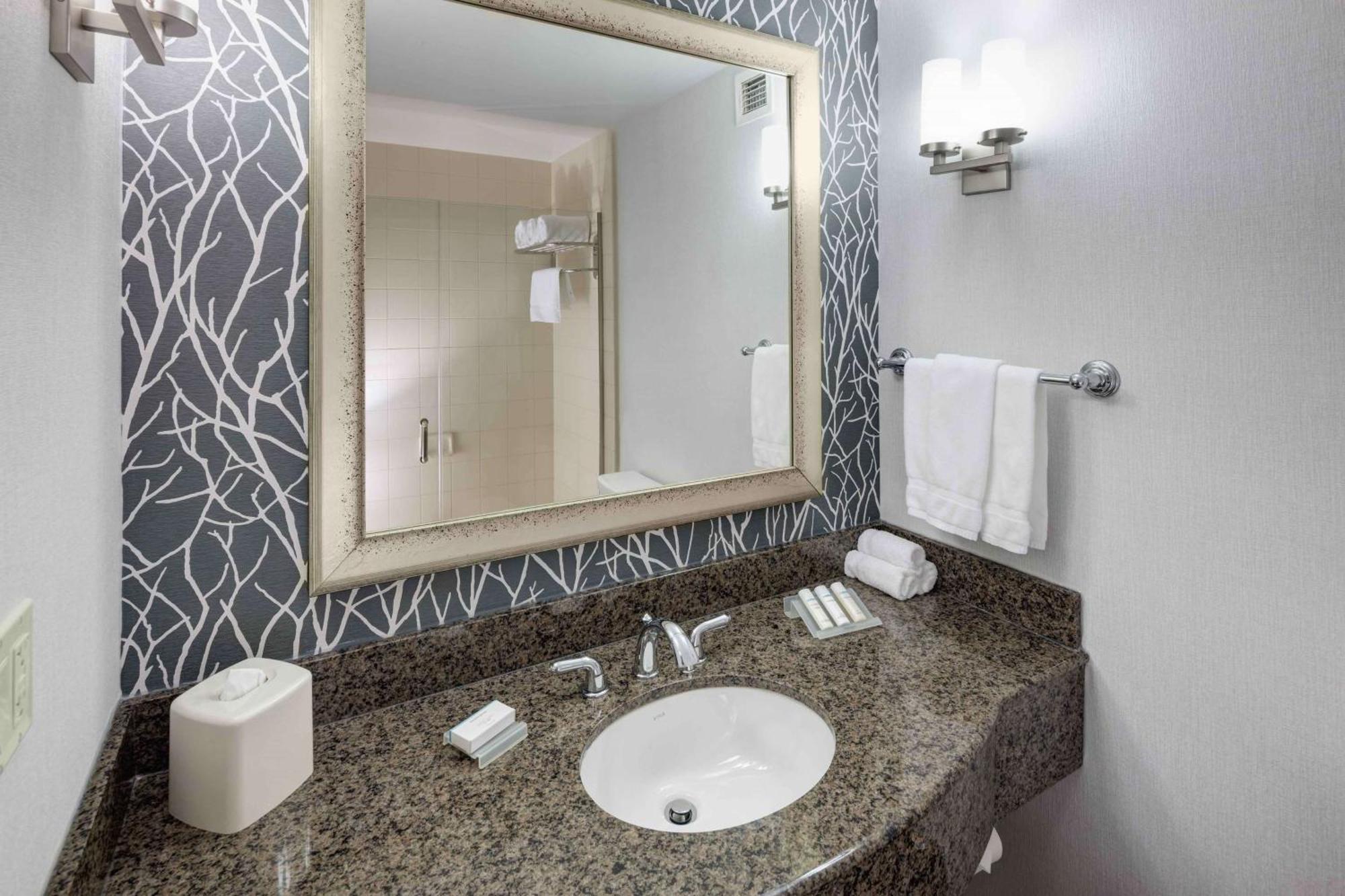 Hilton Garden Inn Detroit/Нови Экстерьер фото